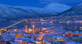 Okolice norweskiego Tromso to jedno z kilku miejsc na świecie, gdzie można ujrzeć zorze polarną.