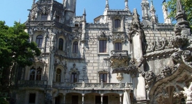 Zaledwie 25 km od Lizbony znajduje się Sintra, która niegdyś była ulubionym miejscem wypoczynku 
