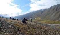 Spitsbergen - trekking przez tundrę w Arktyce